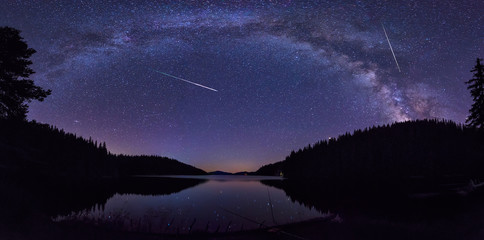 Keuken achterwand Nacht Perseïden meteorenregen boven bergmeer  © Jess_Ivanova