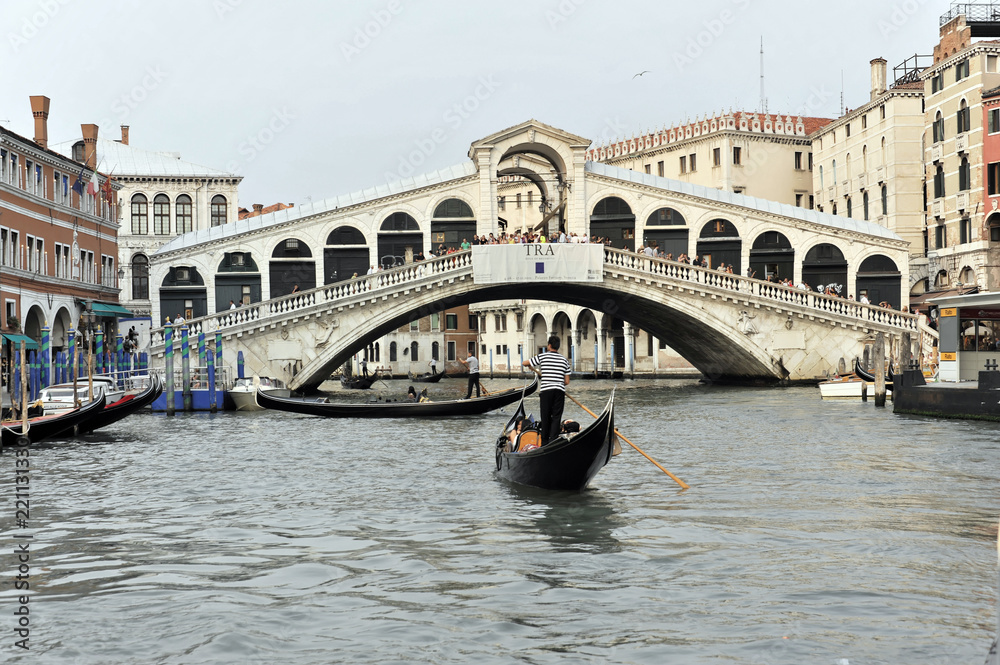 Canale Grande mit Booten, Gondeln und Rialto-Brücke, Venedig, Venetien, Italien, Europa