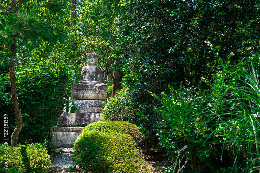 Φωτογραφία Old stone Buddha statue in zen garden forest in Ryoanji Temple, Kyoto, Japan