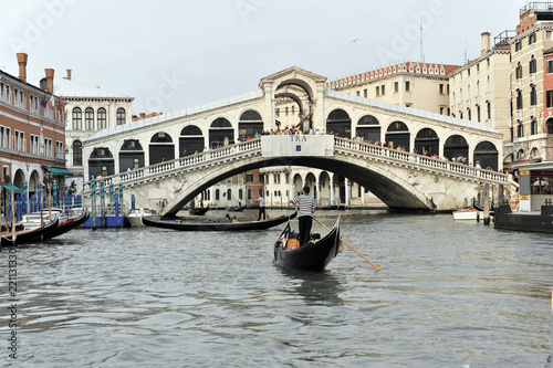Canale Grande mit Booten, Gondeln und Rialto-Brücke, Venedig, Venetien, Italien, Europa