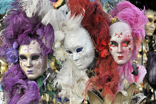 Venezianische Masken an einem Verkaufsstand, Venedig, Italien, Europa ©  Egon Boemsch