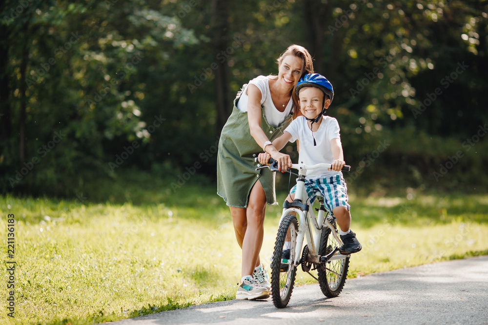 Obraz premium Sister teaching his little brother to ride bike