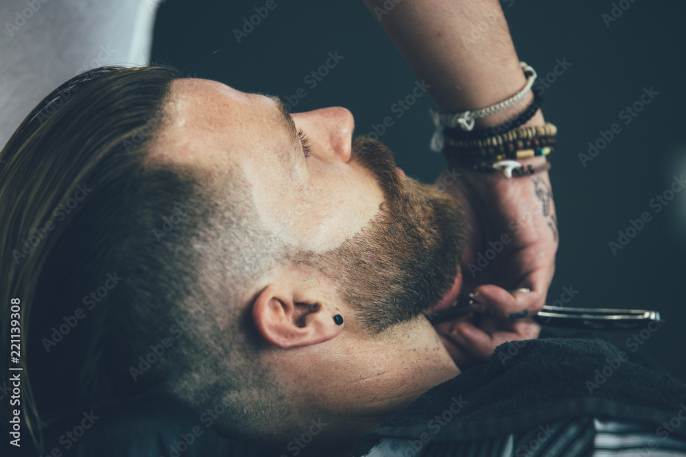 Naklejka premium Working on a perfect beard shape