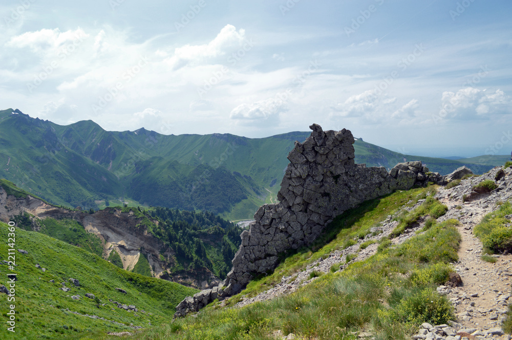 Obraz premium A magnificent panorama from the mountain range of Sancy, in Auvergne, France. National Park of the Auvergne Volcano