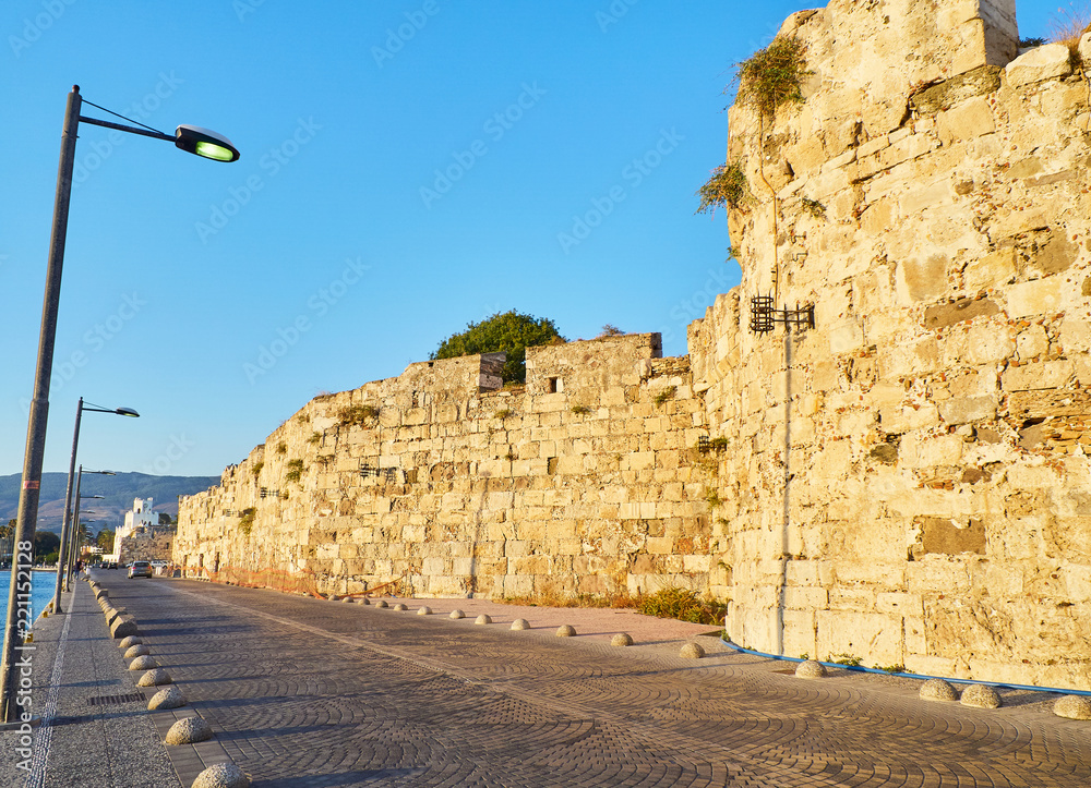 Φωτογραφία Walls of Neratzia Castle of the Knights of St John in the Greek island of Kos
