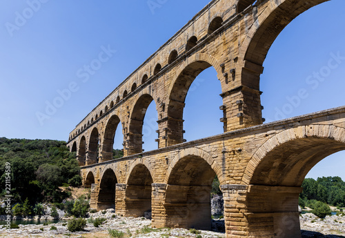 Foto Pont du Gard (bridge across Gard) ancient Roman aqueduct across Gardon River in