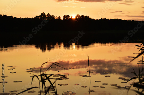 Fototapeta Naklejka Na Ścianę i Meble -  wspaniały zachód słońca nad jeziorem