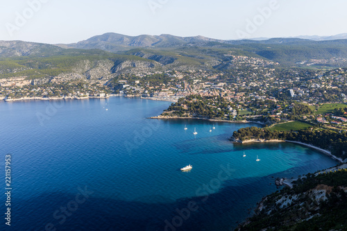 beautiful village and calm sea with harbour and yachts in Calanques de Marseille (Massif des Calanques), provence, france © LIGHTFIELD STUDIOS