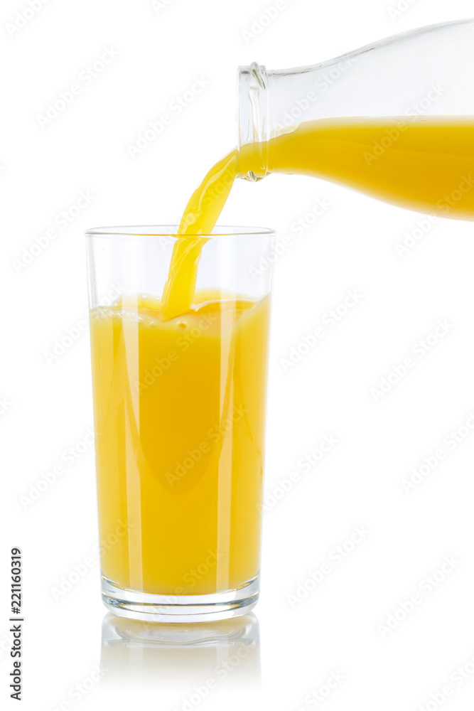 Orangensaft Saft einschenken eingießen eingiessen Glas Flasche freigestellt Freisteller isoliert Orangensaft Saft einschenken eingießen eingiessen Glas Flasche freigestellt Freisteller isoliert