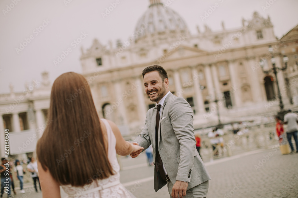 Fototapeta premium Young wedding couple by Saint Peter cathedral in Vatican