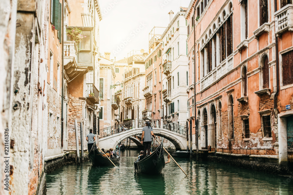 Fototapeta premium Gondole w kanale w Wenecji