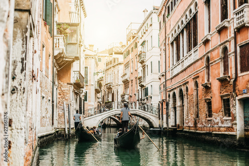 Gondeln in einem Kanal in Venedig 