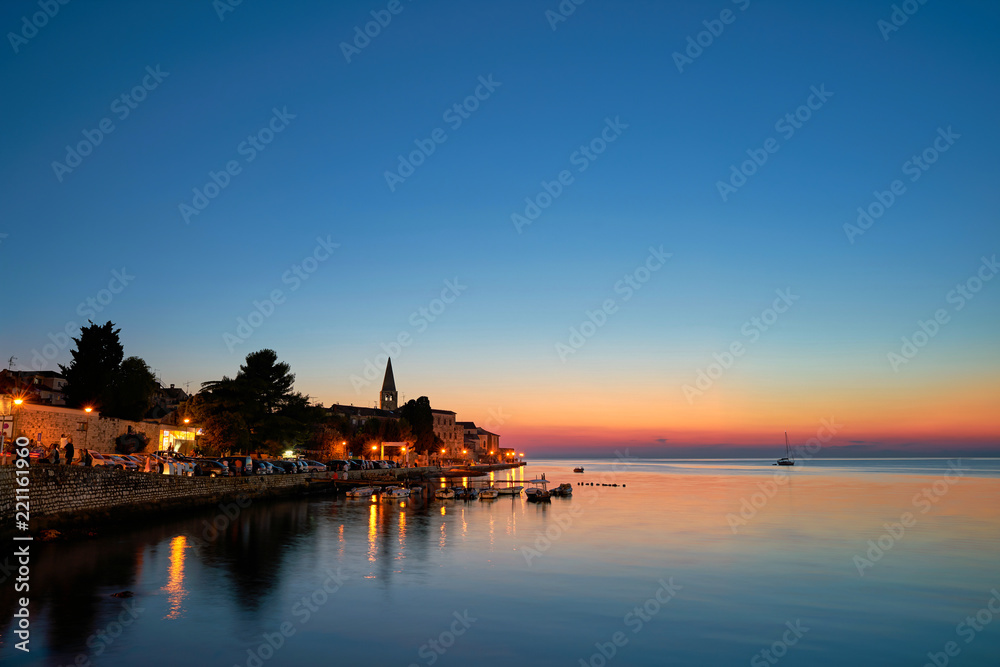  historische Altstadt von Porec an der kroatischen Küste am Abend