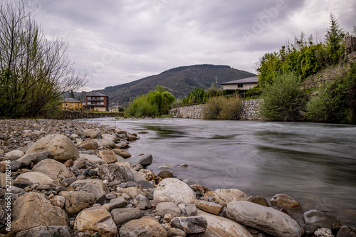 Villafranca del Bierzo, liegt auf dem Jakobsweg - Der Rio Burbia und Rio Valcarce laufen hier zussamen und fließen durch das malerische Dorf, das von Gebirge umgeben ist photo