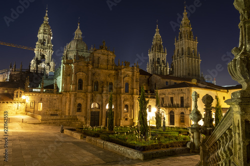 Kathedrale von Santiago de Compostela in Spanien w  hrend der blauen Stunde