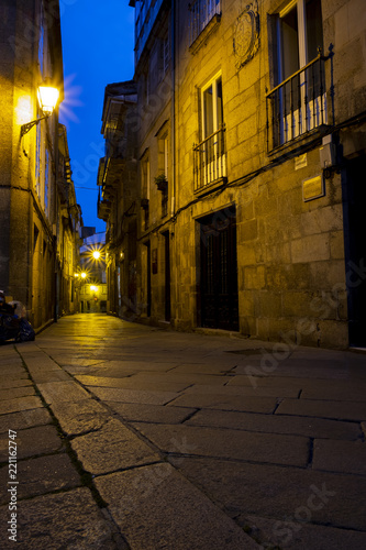 Rúa da Algalia de Arriba - eine Einkaufsstraße der Altstadt von Santiago de Compostela während der blauen Stunde