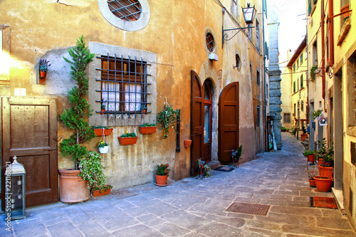 Fototapeta Naklejka Na Ścianę i Meble -  Traditional Italy - old narrow streets of medieval town Siena in Tuscany