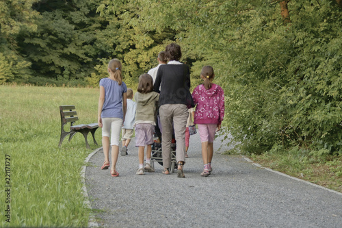 rodzina spaceruje  w parku, kochająca się rodzina na spacerze w parku, odpoczynek na świeżym powietrzu, rodzinne spacery © Jarek Witkowski