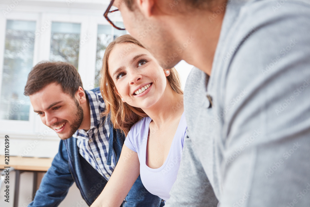 Junge Frau als Trainee in der Ausbildung Junge Frau als Trainee in der Ausbildung