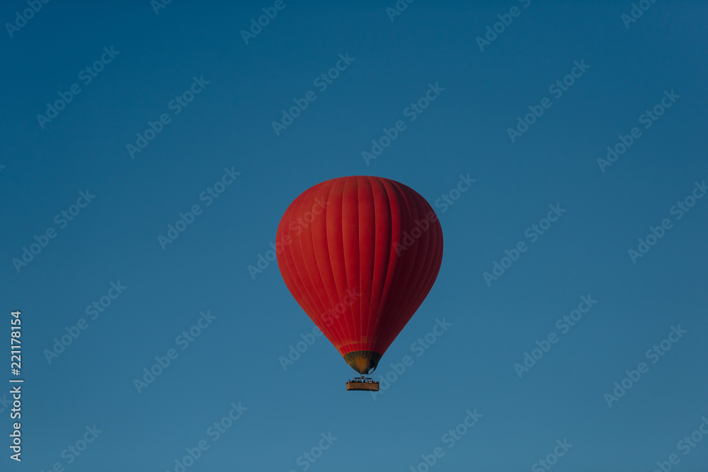 Naklejka premium Hot air red balloon in blue sky