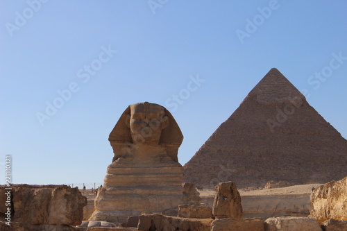Sphinx und Pyramide in Kairo