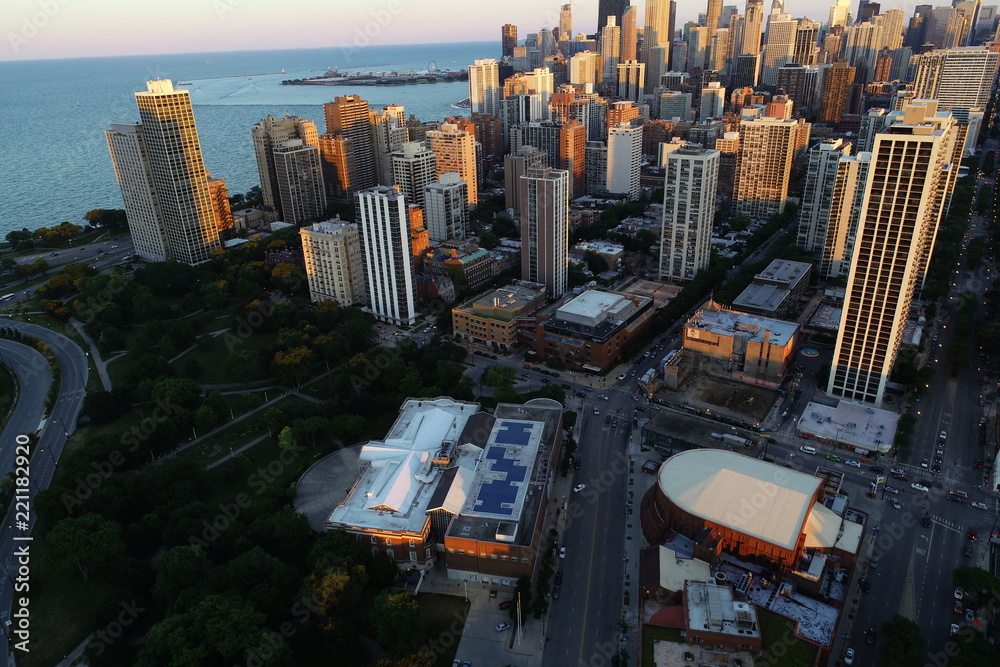 Fototapeta premium Gold coast Chicago aerial sunset