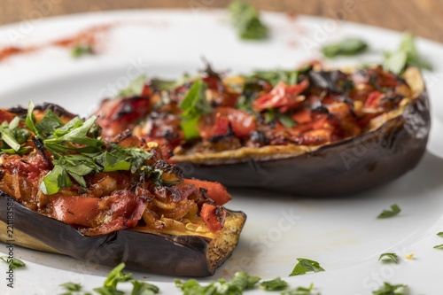 Gegrillte gefüllte Aubergine