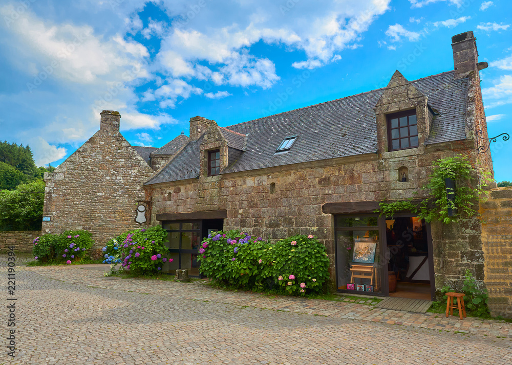 Vista de unas Casas de Piedra con Jardín Típicas del Pueblo Medieval de Locronan, Finisterre, Región de Bretaña, Francia