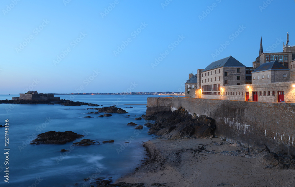  Saint-Malo, ville close et fort national