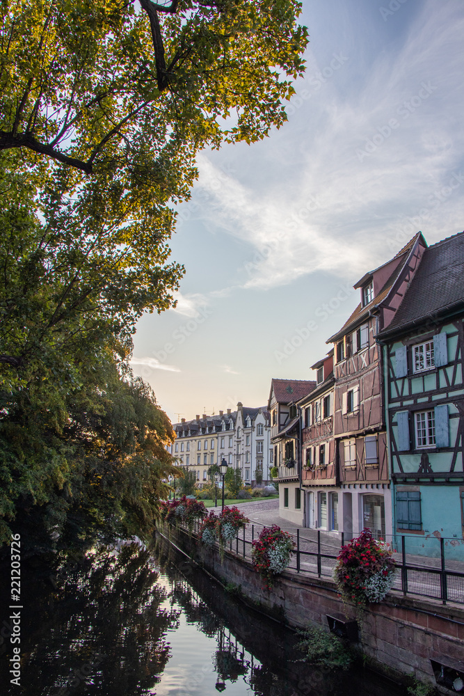 Obraz premium Sunrise in the old town of Colmar, Alsace, France on a sunny day. water canal and traditional half timbered houses. Also known as Petit Venice.