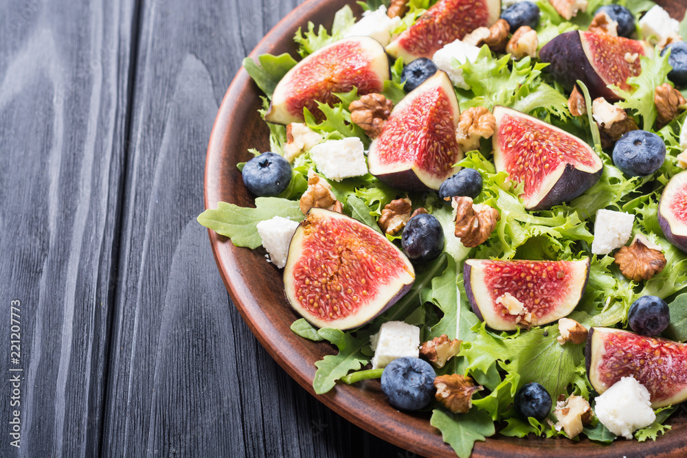Figs salad with cheese