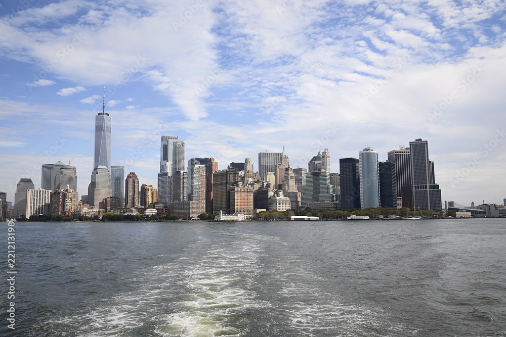 Obraz premium The Downtown Manhattan Skyline in NYC from the Lower New York Bay