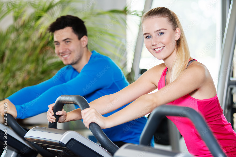 Ausdauertraining im Fitnessstudio, Mann und Frau beim Sport Ausdauertraining im Fitnessstudio, Mann und Frau beim Sport