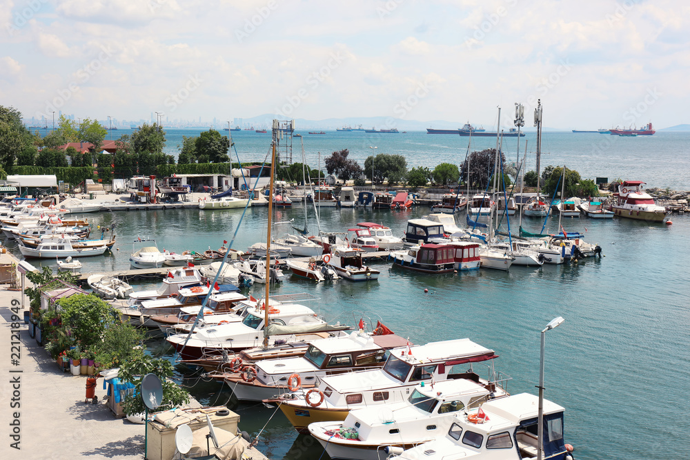 Obraz premium Beautiful view of modern boats at pier