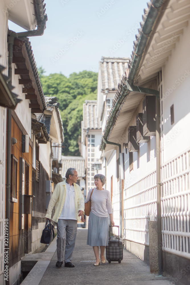 旅行を楽しむシニア夫婦