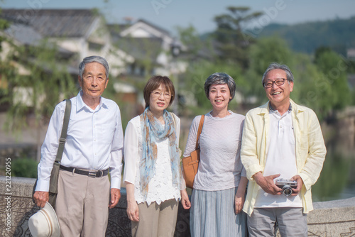 旅行を楽しむシニア夫婦