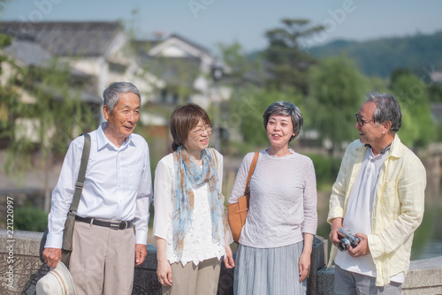 旅行を楽しむシニアグループ