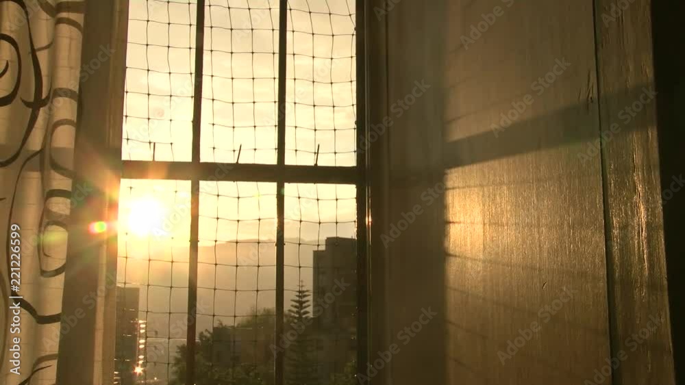 Sol a Través de la Ventana Enrejada