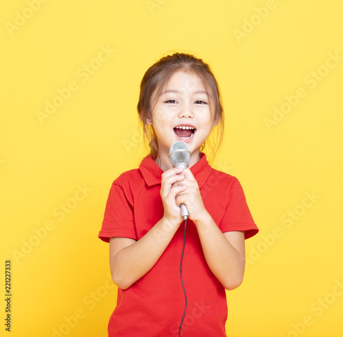 Papier peint singes - Papier peint happy little girl singing on yellow background