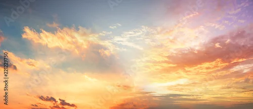 Obraz Tło kolorowy nieba pojęcie: Dramatyczny zmierzch z mrocznym koloru niebem, chmurami i