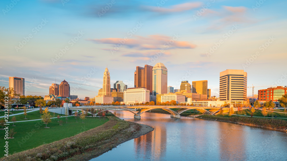 Fototapeta premium View of downtown Columbus Ohio Skyline at Sunset