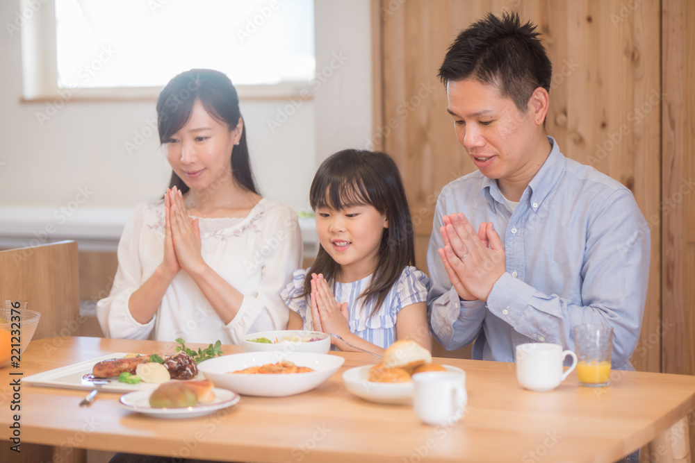 自宅で食事を楽しむ家族