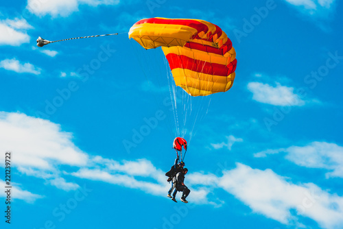 Fallschirmspringer im Tandem