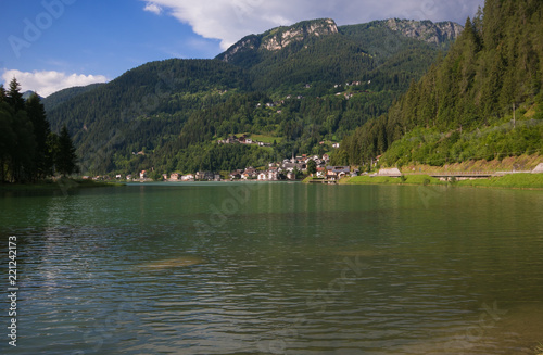 Splendida veduta estiva del lago di Alleghe in Veneto, Italia