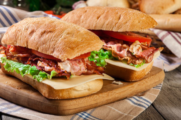 Sierkussen Snackbar Ciabatta sandwich met gerookt spek  © Sławomir Fajer