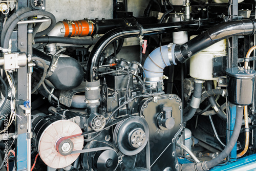 Internal combustion engine operating on gas fuel