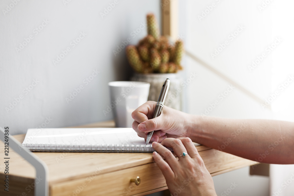 Obraz premium Handwriting A Note On Small Home Desk