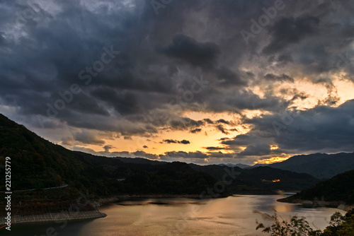 夕暮れの月山湖 