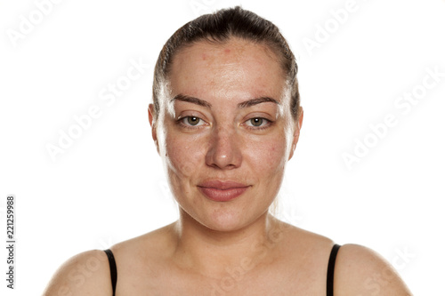 Foto beautiful middle-aged smiling woman without makeup on white background