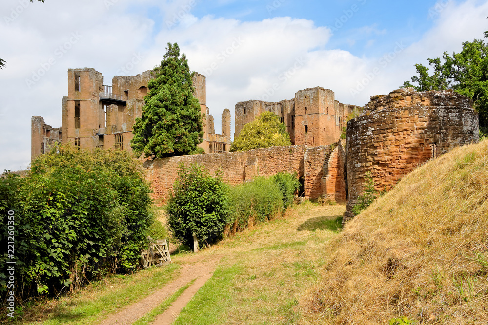 View of the ruins of Kenilworth Castle on a sunny day.